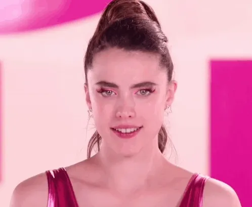 margaret-qualley-blowing-kiss-the-substance