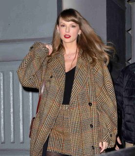 A photo of a woman weating aesthetic outfit